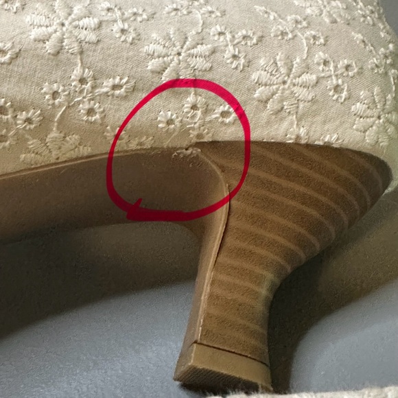 SO Kohl's white heels with flower design and bow, 8M - Picture 5 of 5